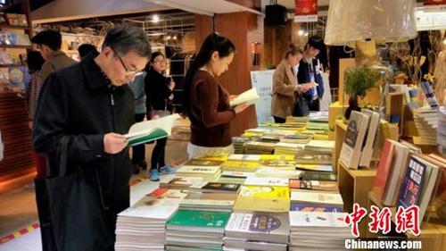 資料圖：合肥新華書店三孝口書店生意火爆，眾多讀者前來挑選書本借閱。夏瑩