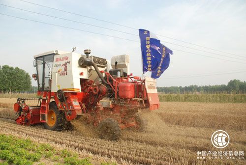 三夏進行時 雷沃公益機收讓貧困村顆粒歸倉