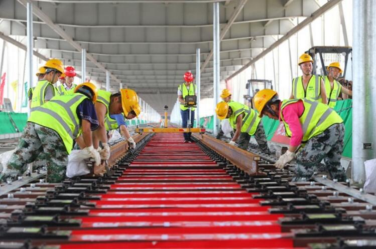 中國鐵建承建世界最大跨度鋼拱橋軌道鋪通