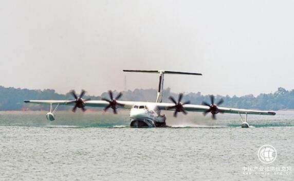 水陸兩棲“鯤龍”AG600飛機(jī)完成首次下水滑行