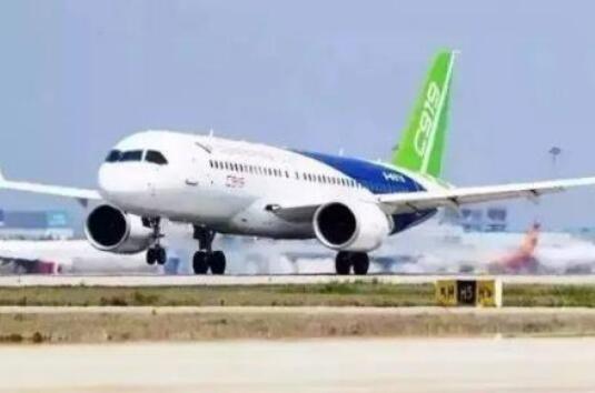 C919大型客機轉(zhuǎn)場南昌瑤湖機場試飛