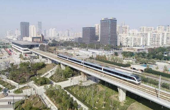 中國首條制式模式創(chuàng)新市域鐵路通車試運(yùn)營