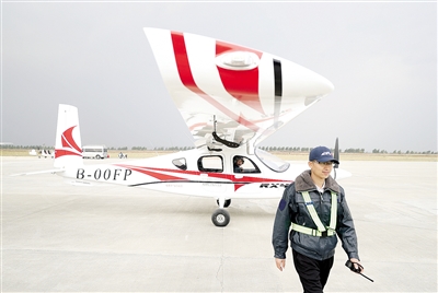 國內(nèi)首架四座電動飛機首飛成功