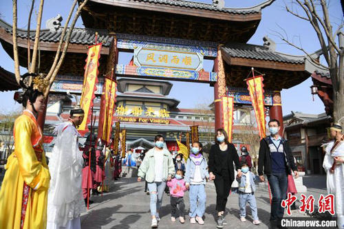 甘肅嘉峪關“疫”后旅游業(yè)漸重啟 絲路文化樂園“科技+傳統(tǒng)”助力