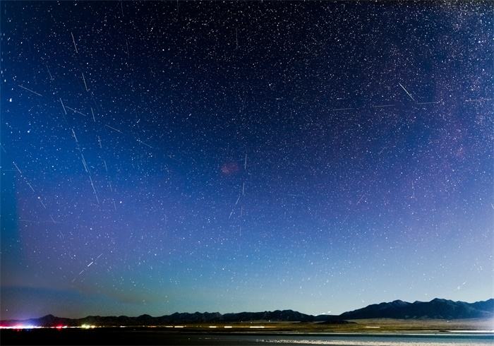 英仙座流星雨12日光臨地球 每小時(shí)逾百顆流星灑落夜空