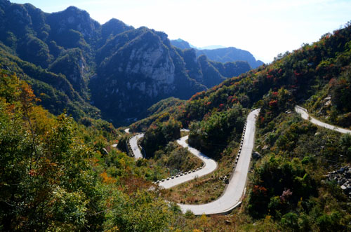 河南南召：通上柏油路 小康加速度