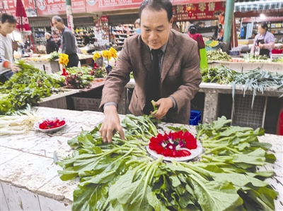 攀枝花菜市場(chǎng)一賣菜大叔因其獨(dú)特的鮮花菜攤走紅網(wǎng)絡(luò)