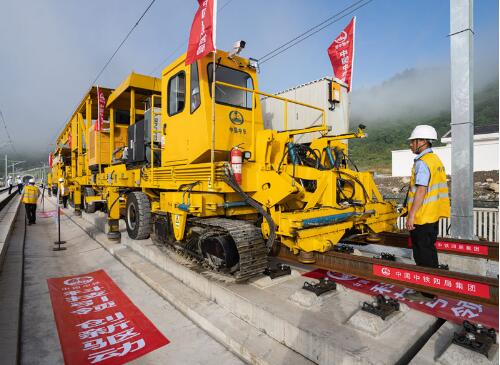 國(guó)內(nèi)首套無(wú)砟軌道智能鋪軌機(jī)組在張吉懷高鐵建設(shè)中成功運(yùn)用