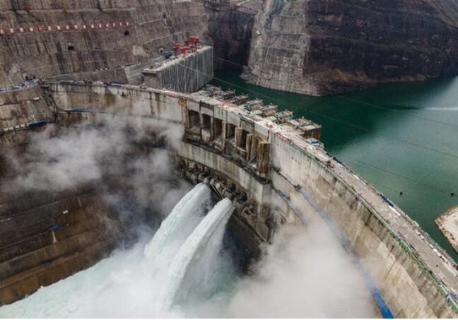 白鶴灘水電站大壩全線澆筑到頂