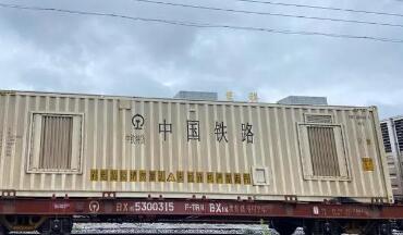 廣西開(kāi)行首趟自帶發(fā)電箱中越跨境貨物列車(chē)  服務(wù)泰越開(kāi)拓中國(guó)水果市場(chǎng)