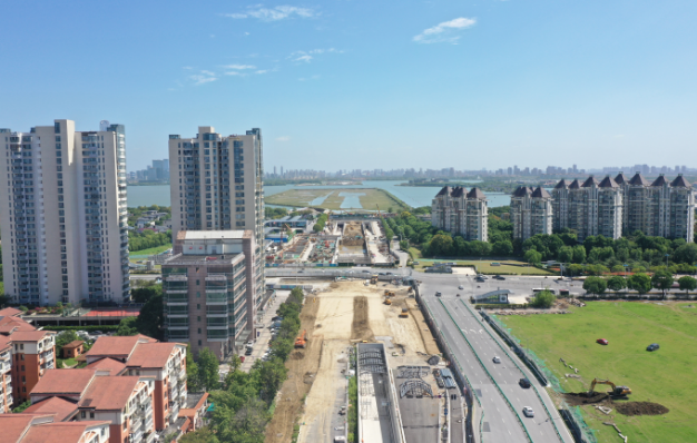 國內(nèi)首個橫跨5A級城市湖泊公園隧道正式封頂