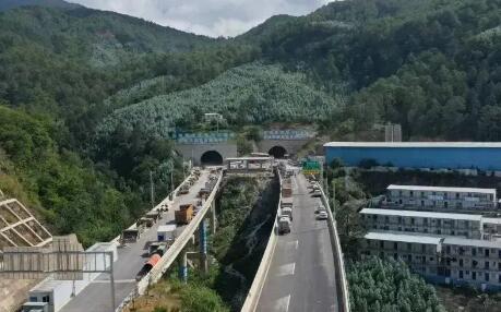 中國建筑承建的云南高麗高速公路營盤山隧道具備雙向通車條件