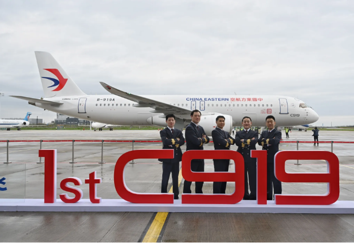 中國(guó)東方航空接收全球首架?chē)?guó)產(chǎn)C919飛機(jī)