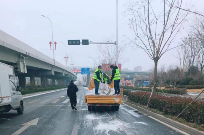 聞雪而動(dòng)，掃雪護(hù)行