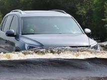 新能源汽車能否涉水？專家：電動車泡水存漏電風(fēng)險