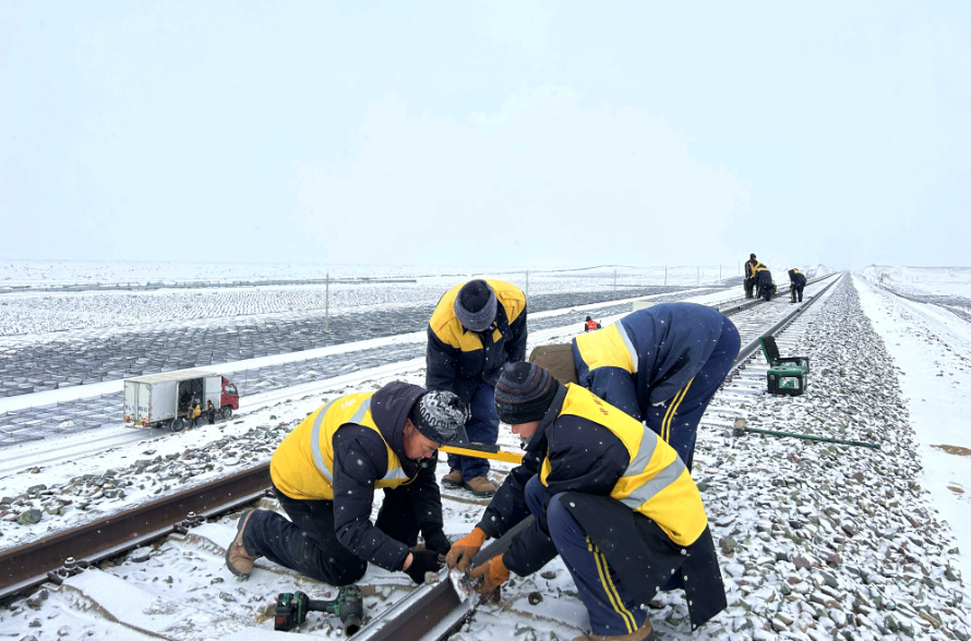 除雪破冰保暢通 中國(guó)中鐵助力春運(yùn)工作平穩(wěn)有序進(jìn)行