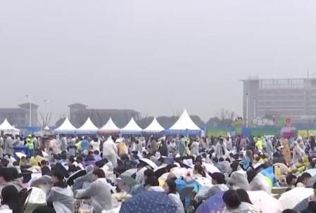 消費市場“春潮涌動” 春日“顏值”轉(zhuǎn)化為經(jīng)濟“產(chǎn)值”