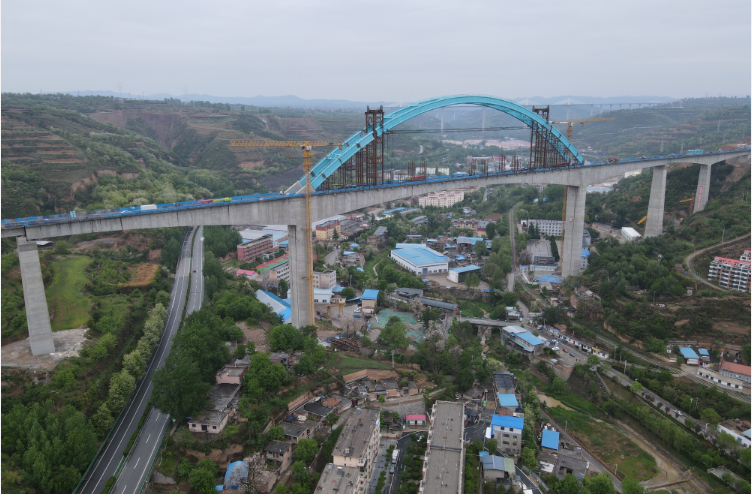 國內(nèi)無砟軌道最大主跨橋梁鋼管拱成功合龍