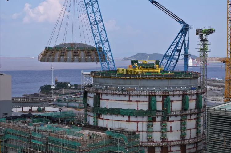 三門核電3號機組核島鋼制安全殼頂封頭順利吊裝就位