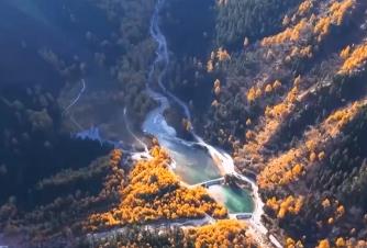 彩林與雪山同框 賞葉正當時 一起“云游”神州大地俯瞰壯麗山河