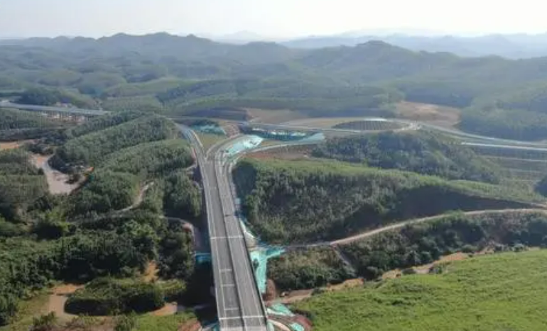 南寧吳圩至防城港上思高速公路一期工程建成通車