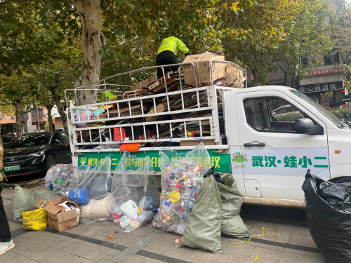 大學(xué)生收廢品，再生資源事業(yè)加入生力軍！