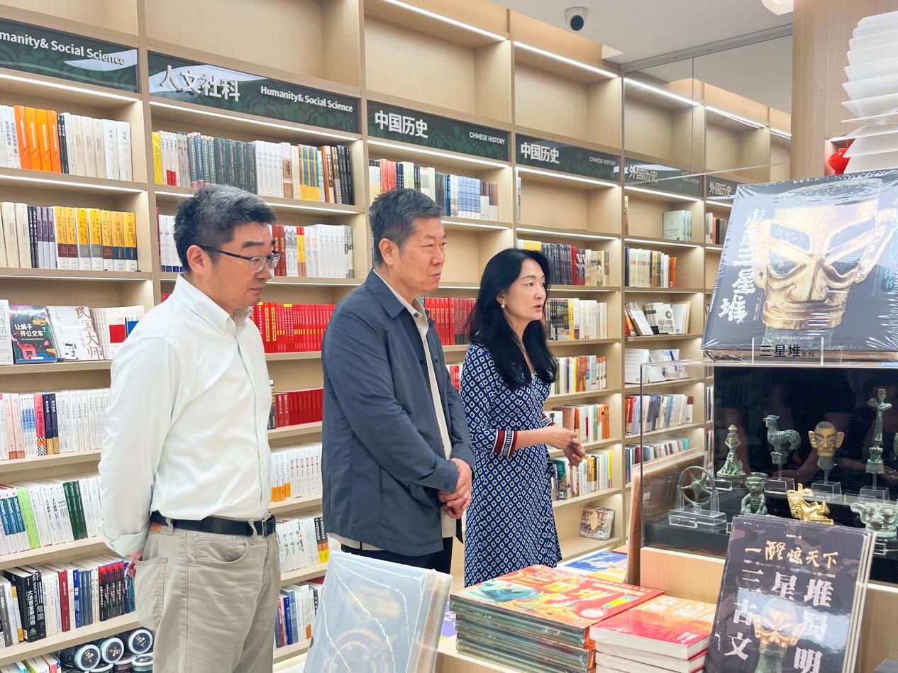 中國版權(quán)協(xié)會理事長閻曉宏蒞臨學(xué)大教育句象書店考察并指導(dǎo)工作