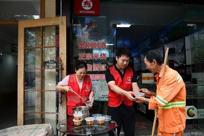 浙江慶元：夏日服務(wù)禮包送不停沁潤(rùn)戶外勞動(dòng)者