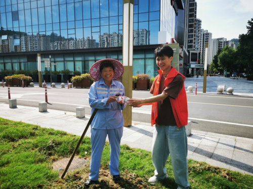 酷暑送清涼  愛心潤心田