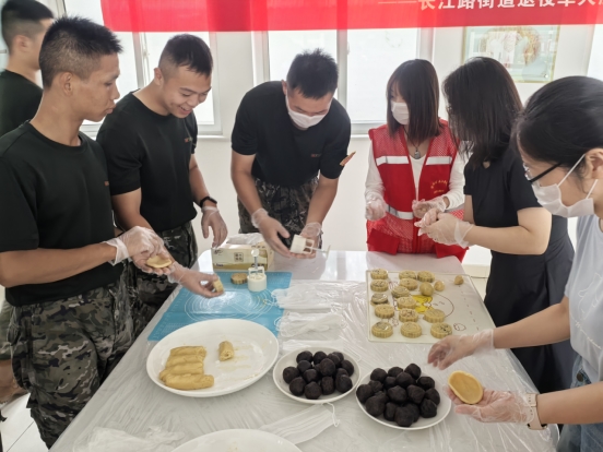 暖心月餅進軍營 軍地共渡團圓節(jié)