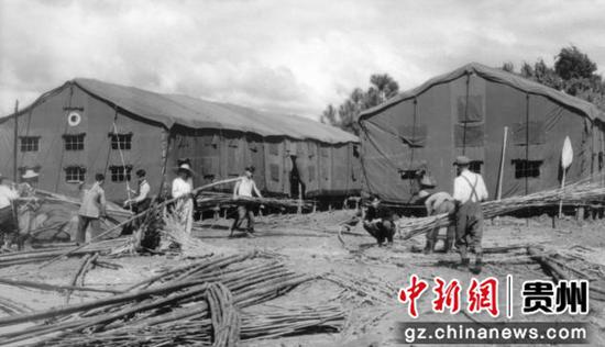 資料圖；水鋼創(chuàng)業(yè)者正在搭建帳篷房。六盤水市委宣傳部供圖